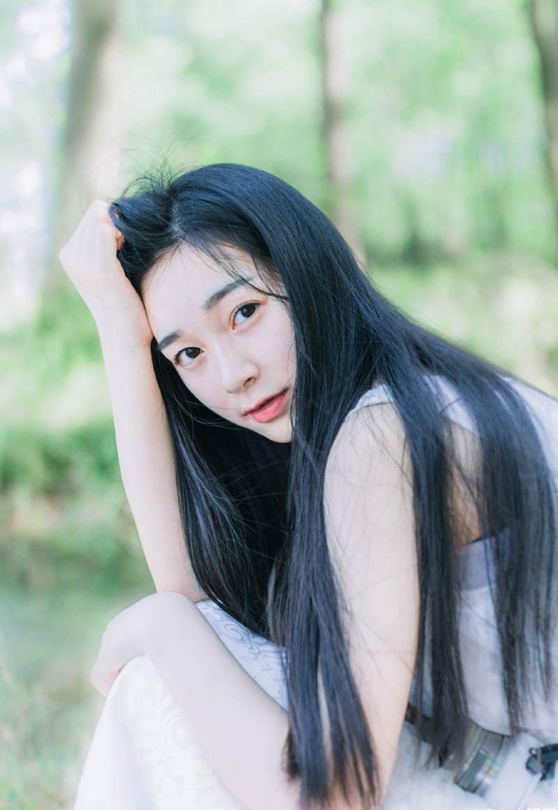 幸福是什么?幸福就是牵着一双想牵的手，一起走过繁华喧嚣，一起守候寂寞孤独;就是陪着一个想陪的人，高兴时一起笑，伤悲时一起哭;就是拥有一颗想拥有的心，重复无聊的日子不乏味，做着相同的事情不枯燥只要我们心中有爱，我们就会幸福，幸福就在当初的承诺中，就在今后的梦想里!
